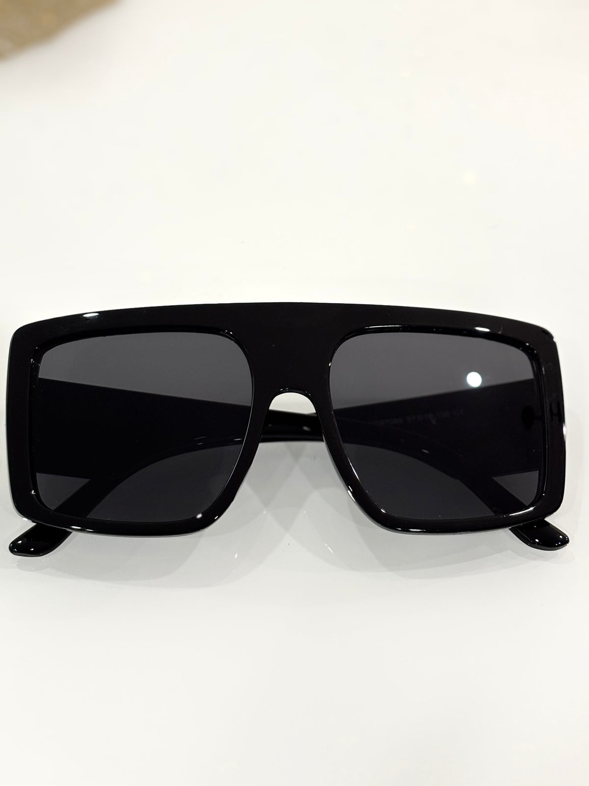 Oversized Black Square Sunglasses with a Bold Flat-Top Frame